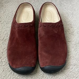 Keen Women’s 9.5 Suede Mules Dark Red
